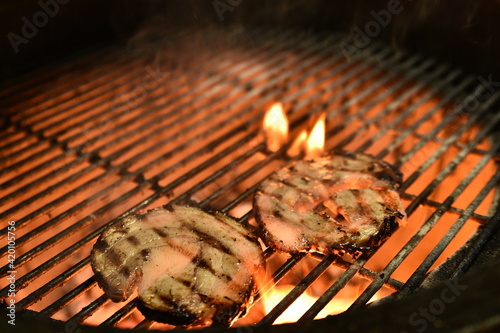 Fry meat, cook delicious meat cutlets on the grill with fire