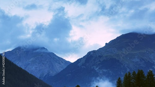 Timelapse nuages dans les alpes au matin