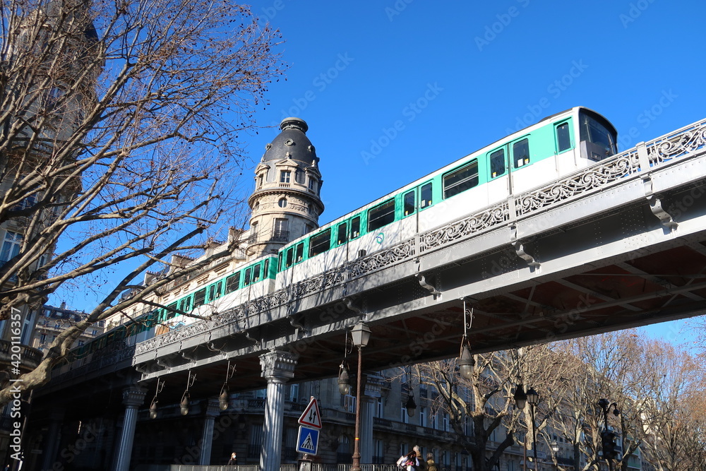 Rame de métro RATP circulant sur le pont de Bir-Hakeim à Paris, avec un ...