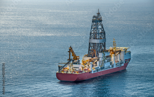 drill ship in the ocean photo