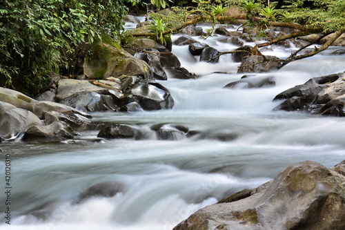 Paisajes y rincones del rio Bur  o  a su paso por la ciudad de La Fortuna  a los pies del volc  n Arenal  en el norte de Costa Rica