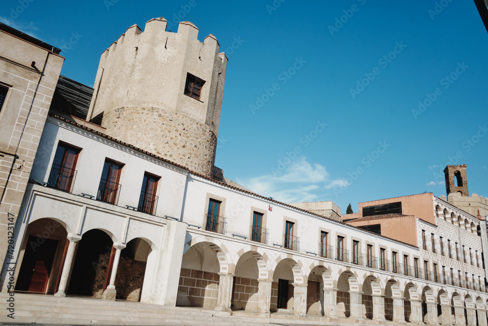 The Plaza Alta de Badajoz (Spain) was for centuries the center of the city, since it exceeded the limits of the Muslim citadel. Before it was known as a public square or simply 
