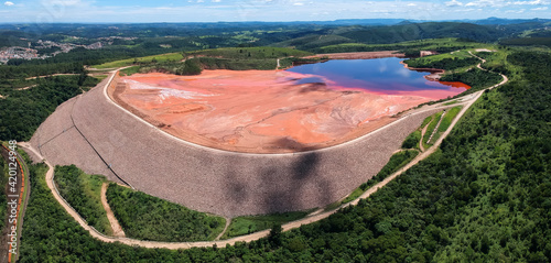 Barragem de rejeitos de fabrica de alumínio photo