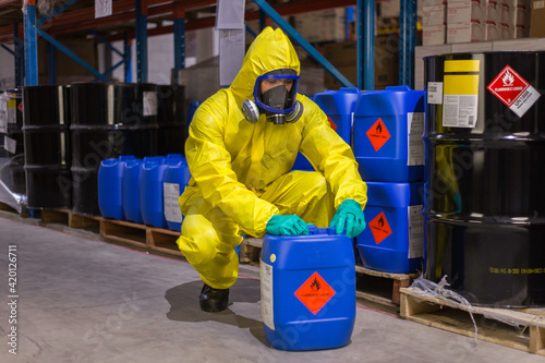 worker with mask photo