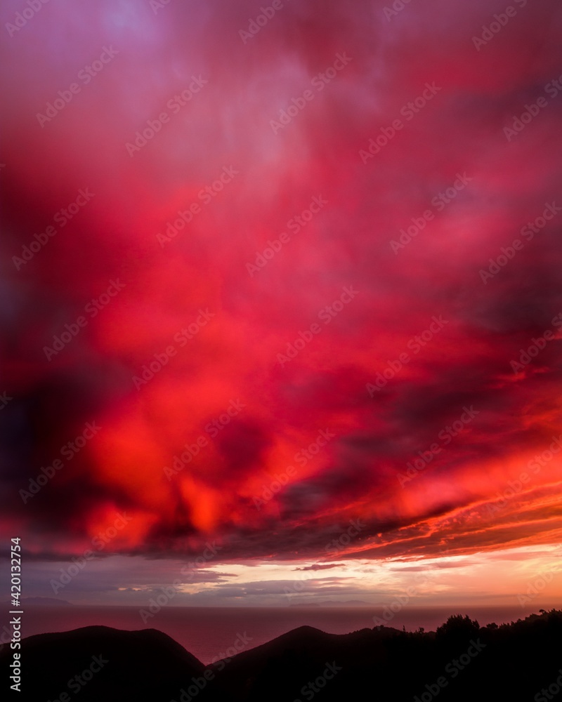 Cielo rosso al tramonto 