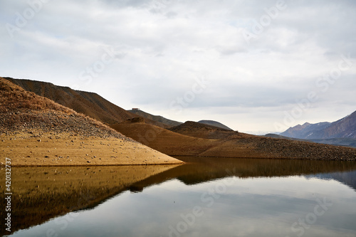 Scenic view of the Azat reservoir in Armenia with the reflection of small hills © Wirestock 
