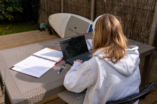 Tableau sur toile une étudiante révise sur sa terrasse dans son jardin