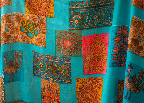 Egzotyczna hinduska kolorowa tkanina pełna symboli.