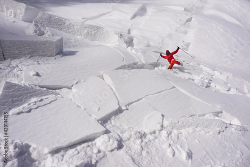 Descent of a dangerous avalanche