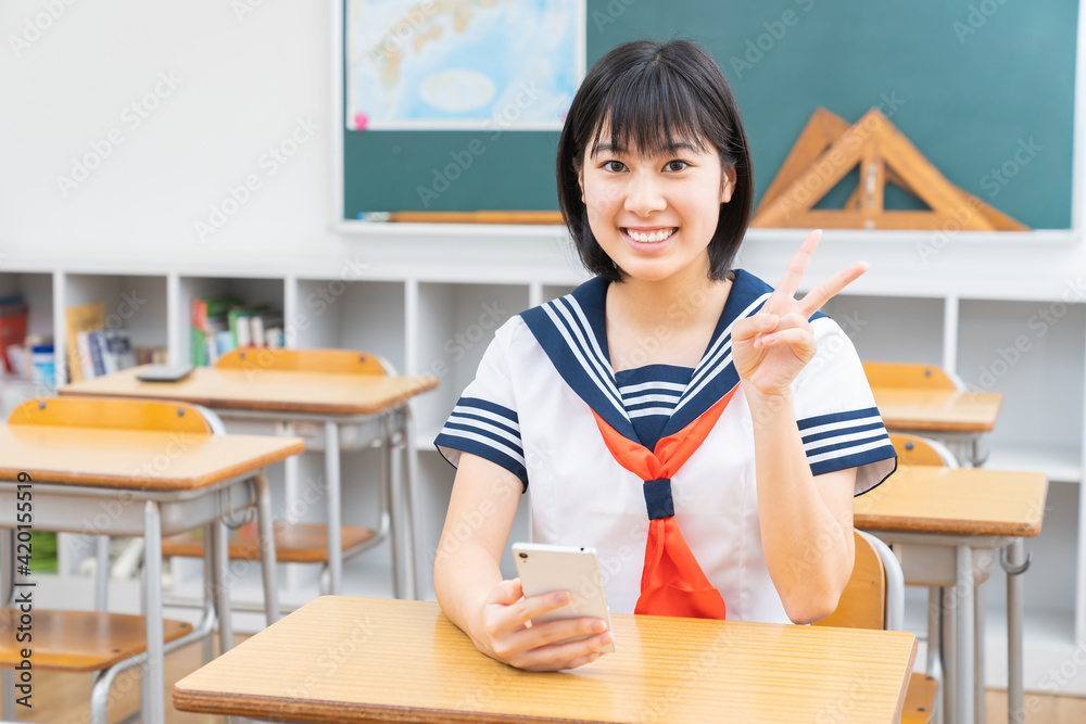女子学生　スマホ