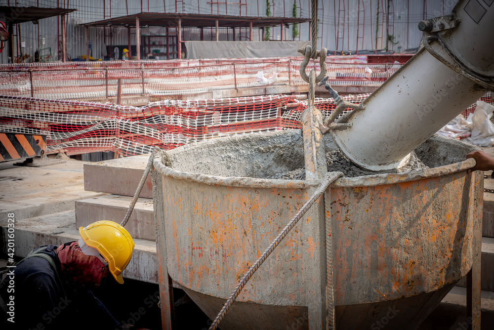 construction workers casting basket concrete construction workers casting basket concrete