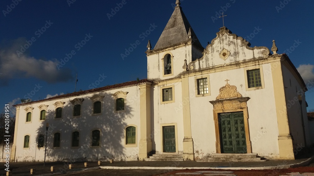 Igreja antiga em uma cidade histórica em um dia de céu azul Igreja antiga em uma cidade histórica em um dia de céu azul