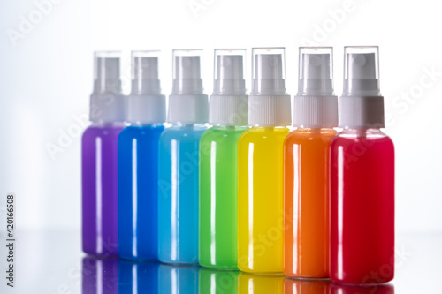 色とりどりのスプレーボトル　虹のイメージ