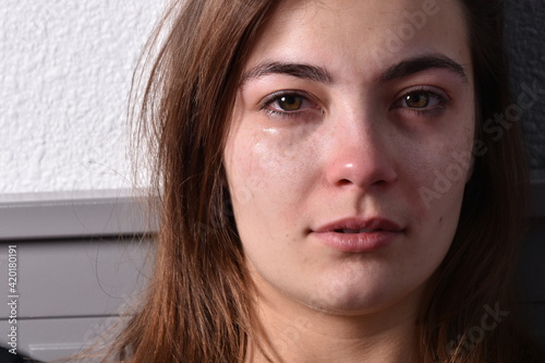 Très belle femme qui pleure