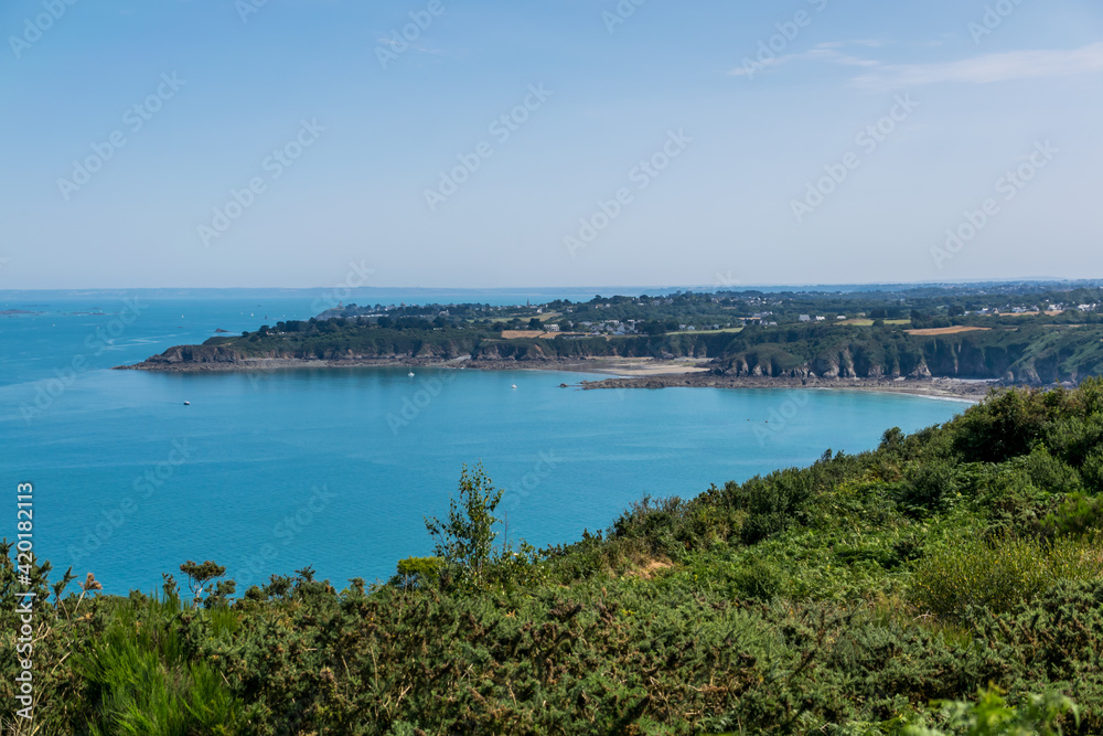 Vue sur la mer et les îlets de la pointe de Plouha, à Plouha dans les Côtes-d'Armor en Bretagne.	