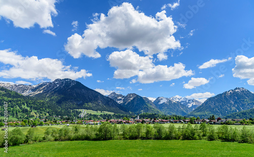 Slika na platnu Weiß-blauer Himmel über den Oberstdorfer Bergen in den Allgäuer Alpen