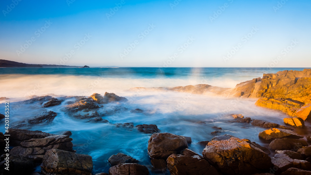 Fototapeta premium Wave Crashing Rocks at Mullimburra Point in Meringo Meringo