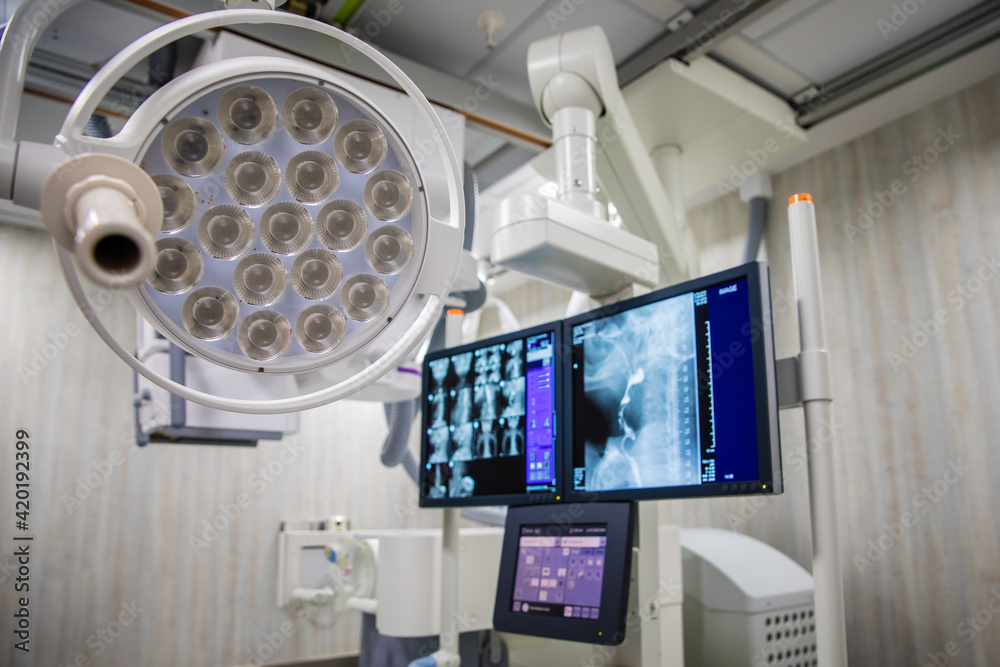Foto de Surgery lamp and computer show about blur x-ray film on monitor ...