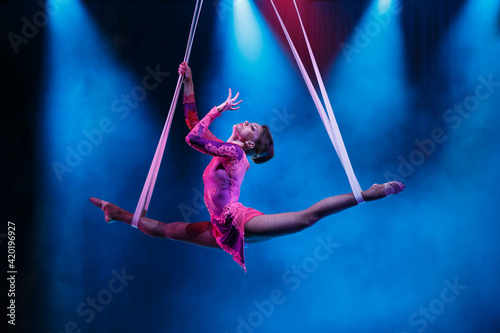 circus, show, acts, aerialist, artist, acrobats, aerial duo, aerial straps, aerial silk, theatre, theatre live, aerial hoop, silk, handstand, handbalance, show time, adagio, variety show, variety