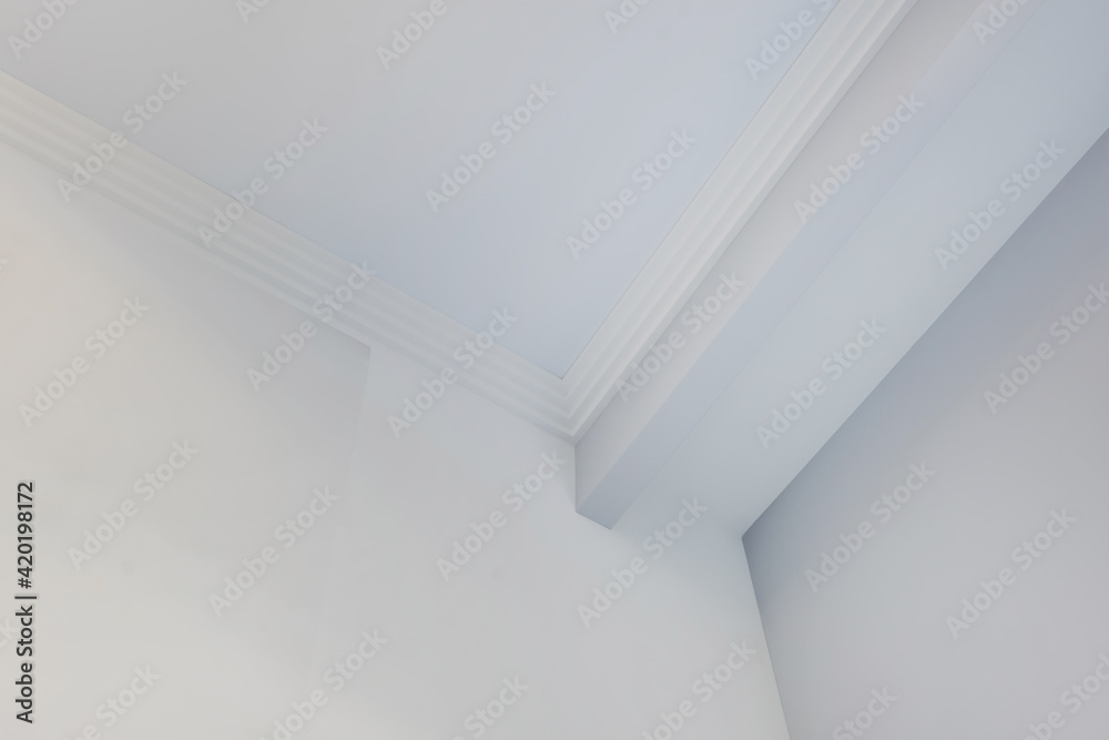 Obraz premium Detail of corner ceiling cornice with intricate crown moulding.