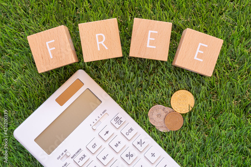 Foto 無料、タダ｜「FREE」と書かれた積み木と電卓とコイン