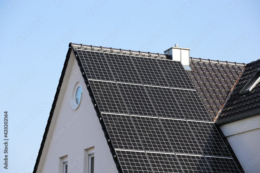 Einfamilienhaus mit Solaranlage bzw. Photovoltaikanlage Einfamilienhaus mit Solaranlage bzw. Photovoltaikanlage