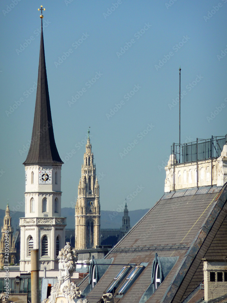 Über den Dächern von Wien, mit Blick auf das Rathaus.