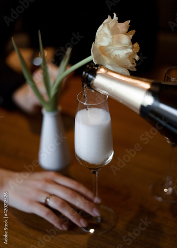Date love champagne