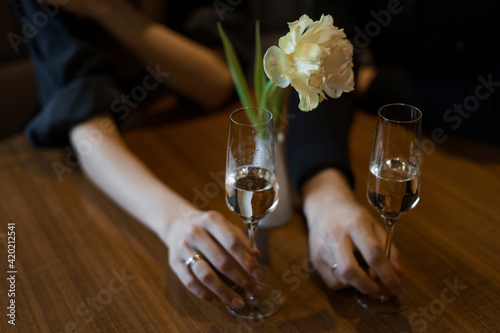 Date love champagne