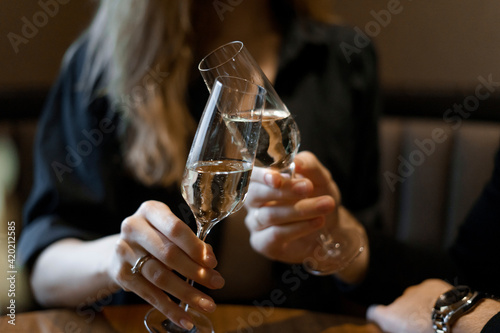 Date love champagne