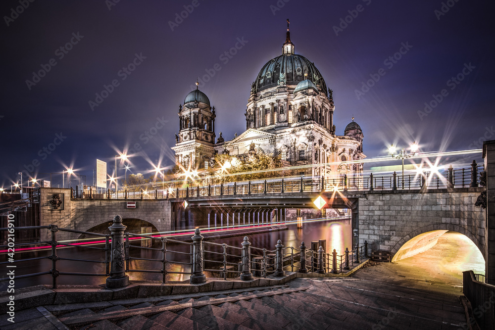 Fototapeta premium Berliner Dom at night
