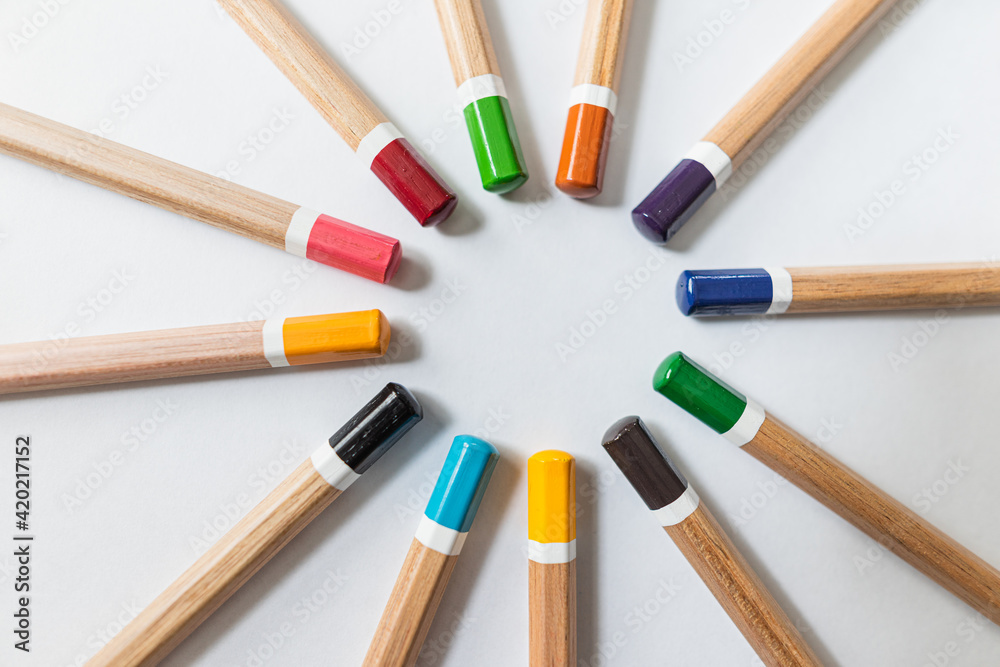 Bunte Stifte liegen in einem Kreis Bunte Stifte liegen in einem Kreis