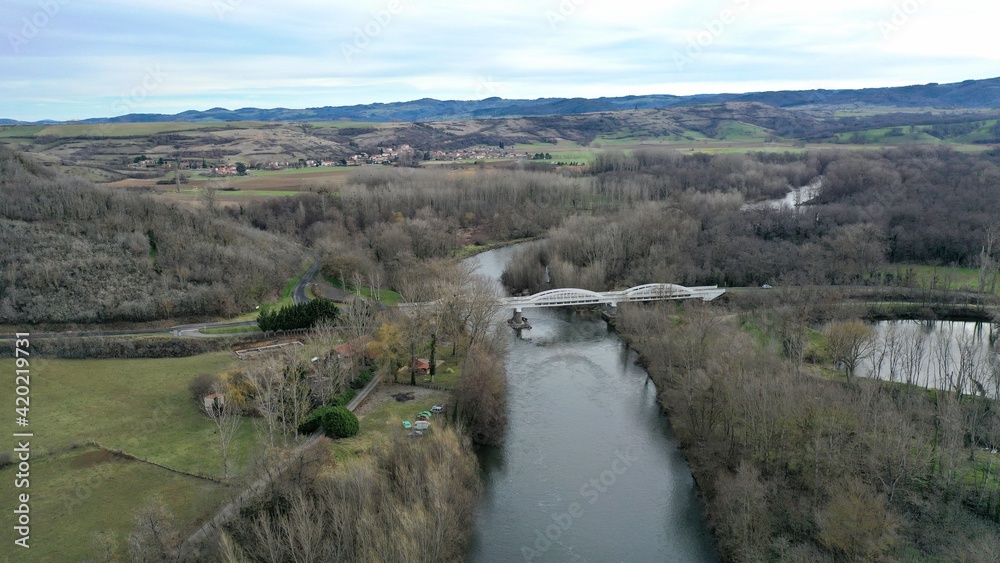 Obraz premium village et volcans du Puy-de-Dôme