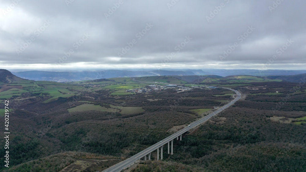 vue aérienne du plateau du Larzac et du viaduc de Millau