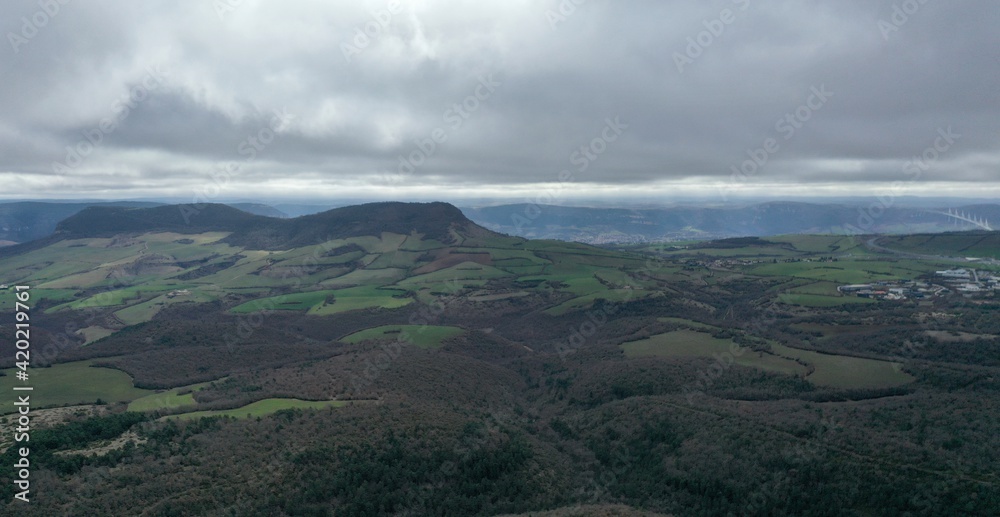 vue aérienne du plateau du Larzac et du viaduc de Millau