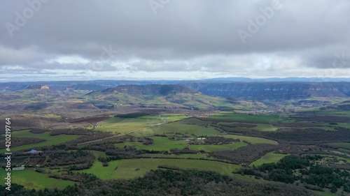 vue aérienne du plateau du Larzac et du viaduc de Millau