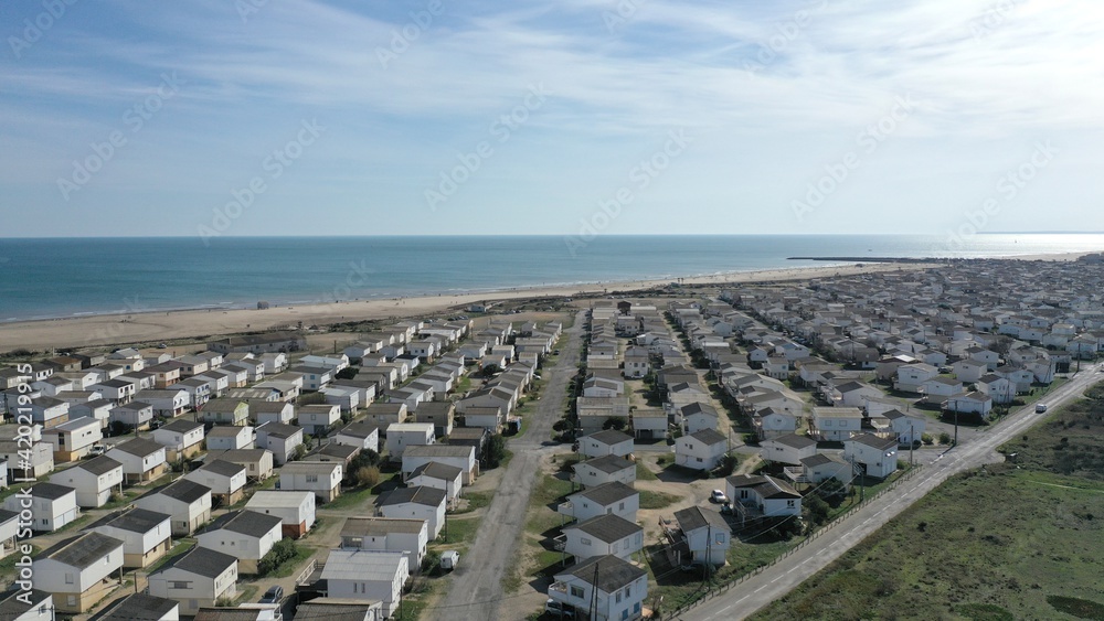 Fototapeta premium vue aérienne des plages, du port et des chalets en bois de Gruissan, Aude, France