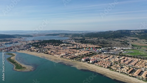 vue aérienne des plages, du port et des chalets en bois de Gruissan, Aude, France © Lotharingia