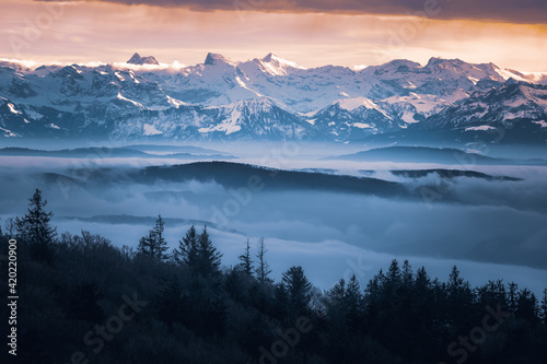 Alpenblick über dem Hochnebel