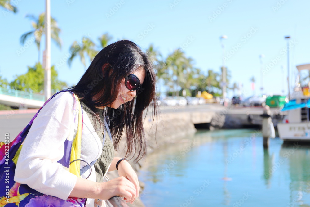 ハワイのワイキキビーチで休暇を取る日本人女性