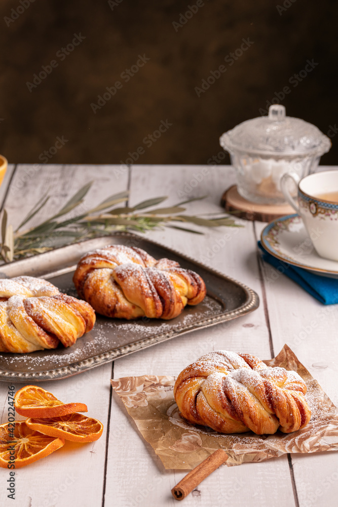 Pretty cinnamon knotted buns Pretty cinnamon knotted buns
