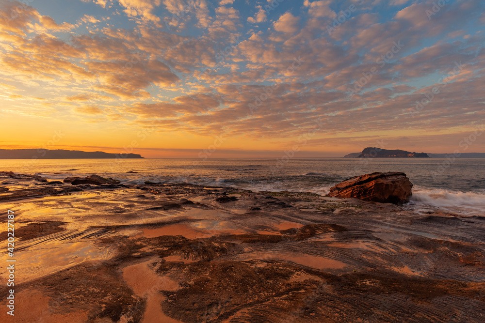 Obraz premium Beautiful ,winter's sunrise ,over Pearl Beach. Central Coast of N.S.W. Australia