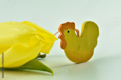 Żółte tulipany, jajka, świeczki i ozdoby Wielkanocne.