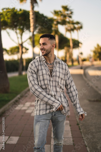 Chico joven atractivo con camisa a cuadros 