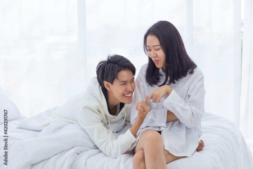 Lesbian couples live happily in a private room. Lesbian couples live happily in a private room.