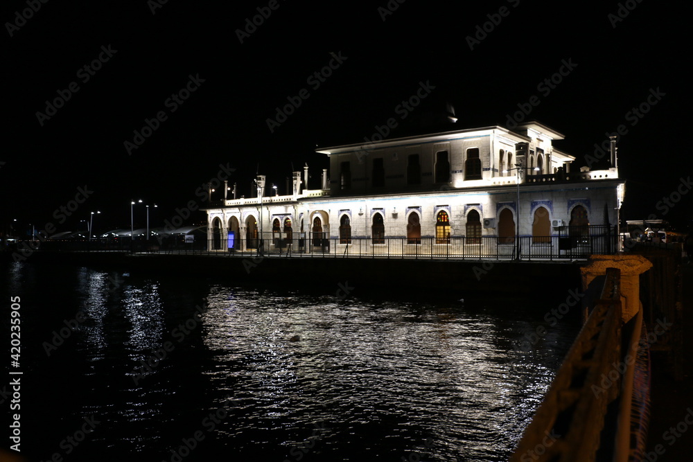 Naklejka premium Istanbul Buyukada ferry pier and people