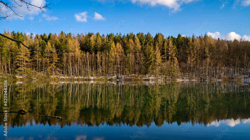 Landschaft mit Bäumen spiegelt sich in einem See - Talsperre Stollberg