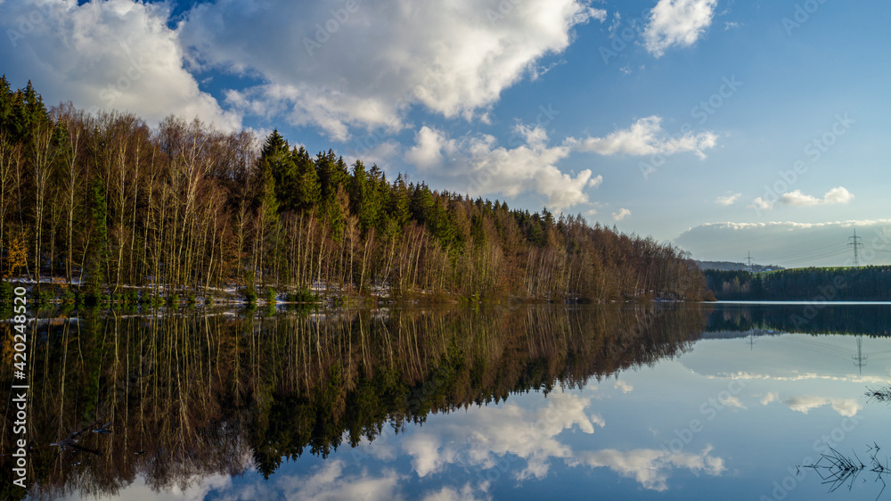 Landschaft mit Bäumen spiegelt sich in einem See - Talsperre Stollberg