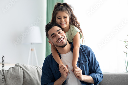 Εκτύπωση καμβά Portrait Of Happy Arabic Father And His Little Daughter Posing At Home