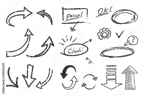 クレヨンで描いたような手書きの矢印セット（モノクロ）
